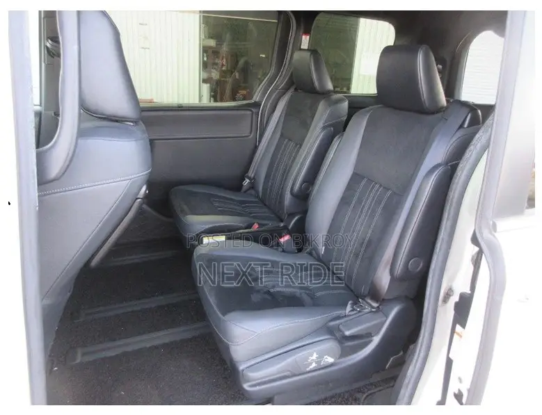 Toyota Esquire 1.8 FWD Hybrid (৭ সিটার) ২০২১ পার্ল