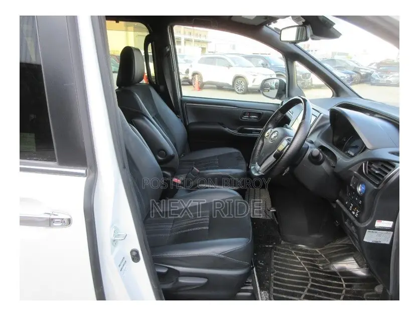 Toyota Esquire 1.8 FWD Hybrid (৭ সিটার) ২০২১ পার্ল