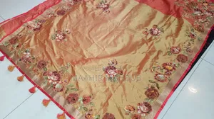 উষা সিল্ক শাড়ি (এমব্রয়ডারি করা) ব্লাউজ পিস ছাড়া
