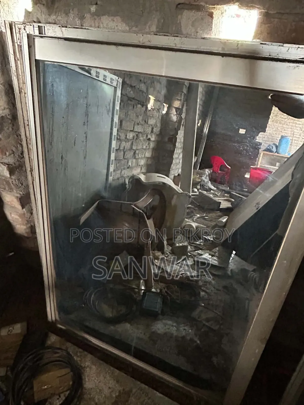 থাই গ্লাস বিক্রয় হবে ৩ জানালার