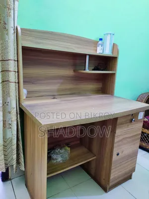 পড়ার টেবিল