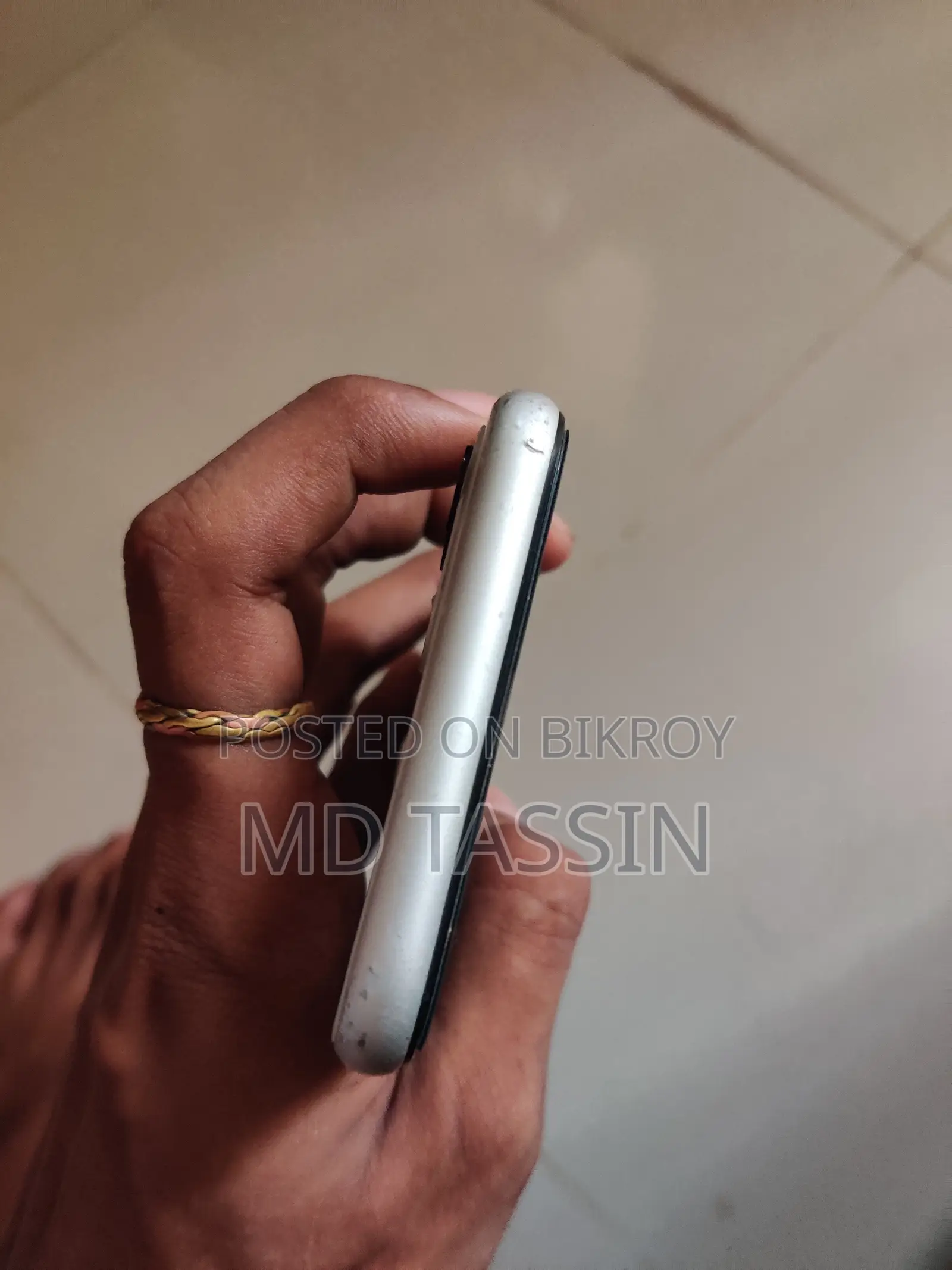 অ্যাপল আইফোন ১১ ৬৪ জিবি সাদা