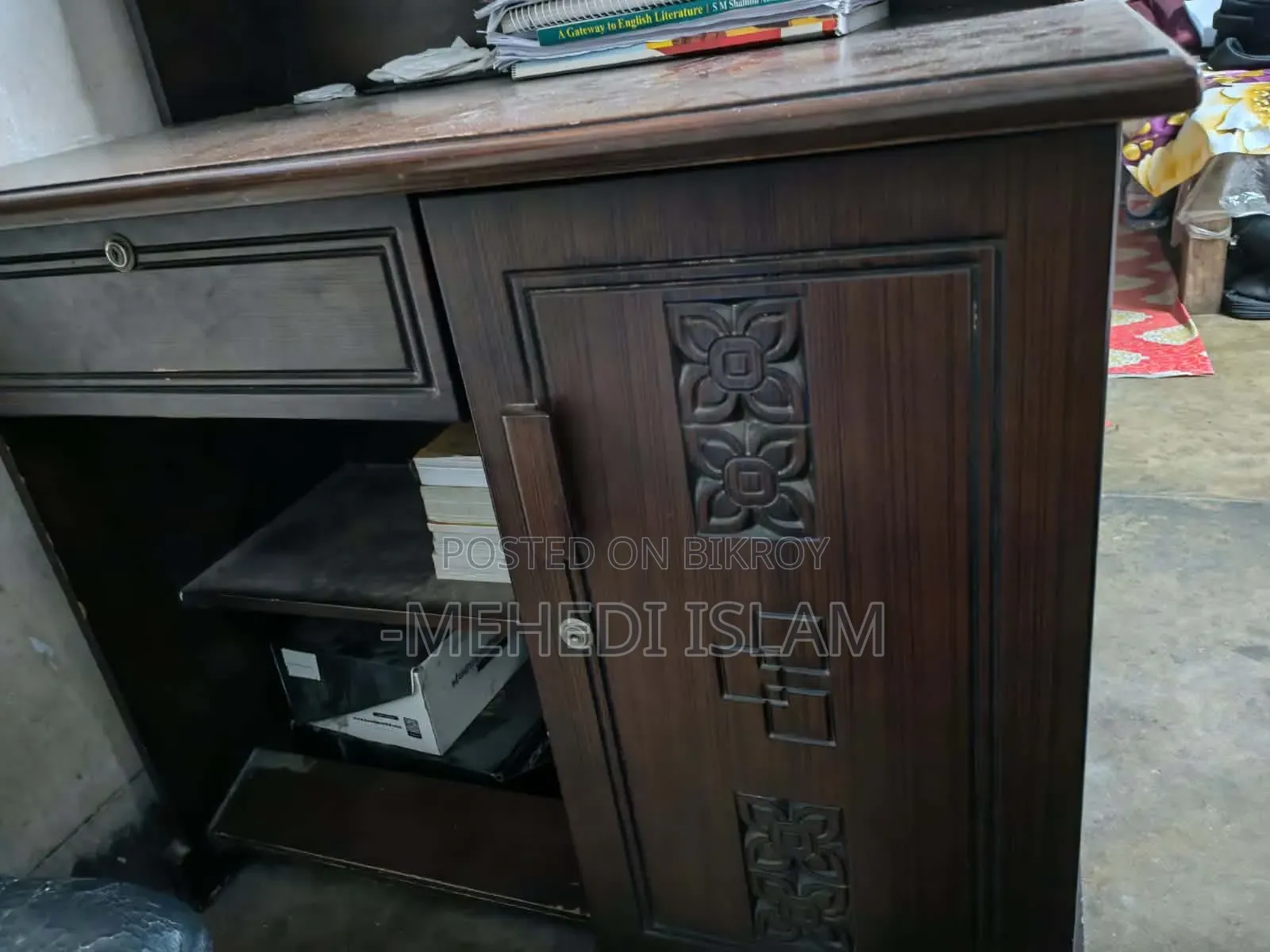 আসসালামু আলাইকুম। একটি টেবিল বিক্রি করা হবে। ছবি দিয়ে দিয়েছি সাথে।
