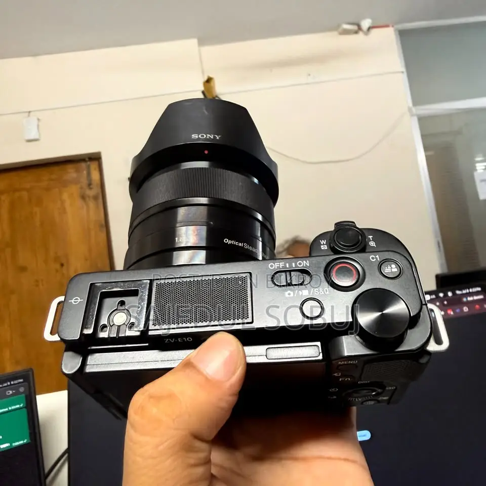 Sony ZV-E10 Mirrorless Camera With Sony 35mm F1.8 Lens