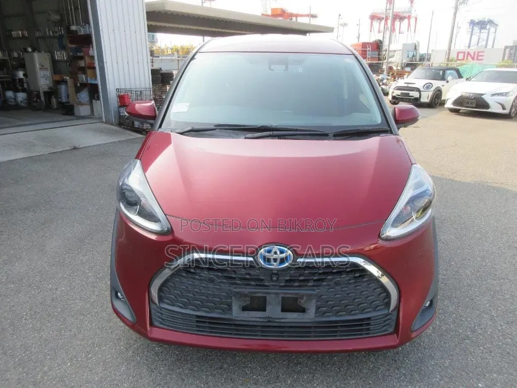 Toyota Sienta 2021 Red