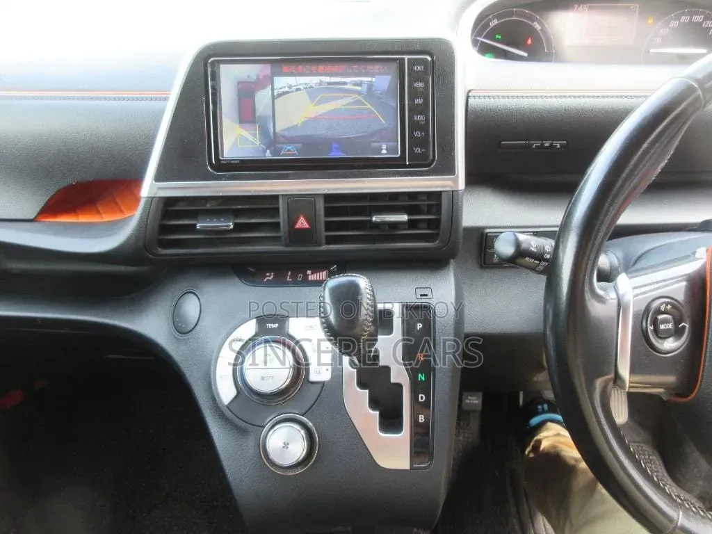 Toyota Sienta 2021 Red