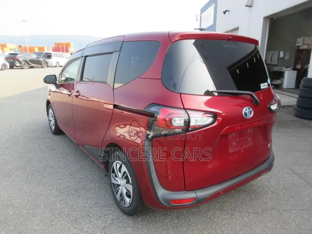 Toyota Sienta 2021 Red