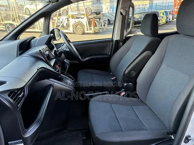 Toyota Noah 2.0 FWD (8 Seater) 2021 Silver