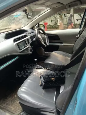 টয়োটা অ্যাকোয়া ২০১৩ নীল