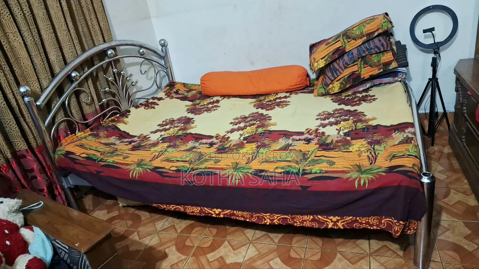 খাট আর পড়ার টেবিল বিক্রি করবো