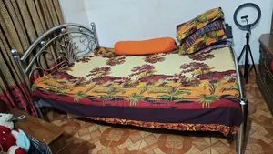 খাট আর পড়ার টেবিল বিক্রি করবো