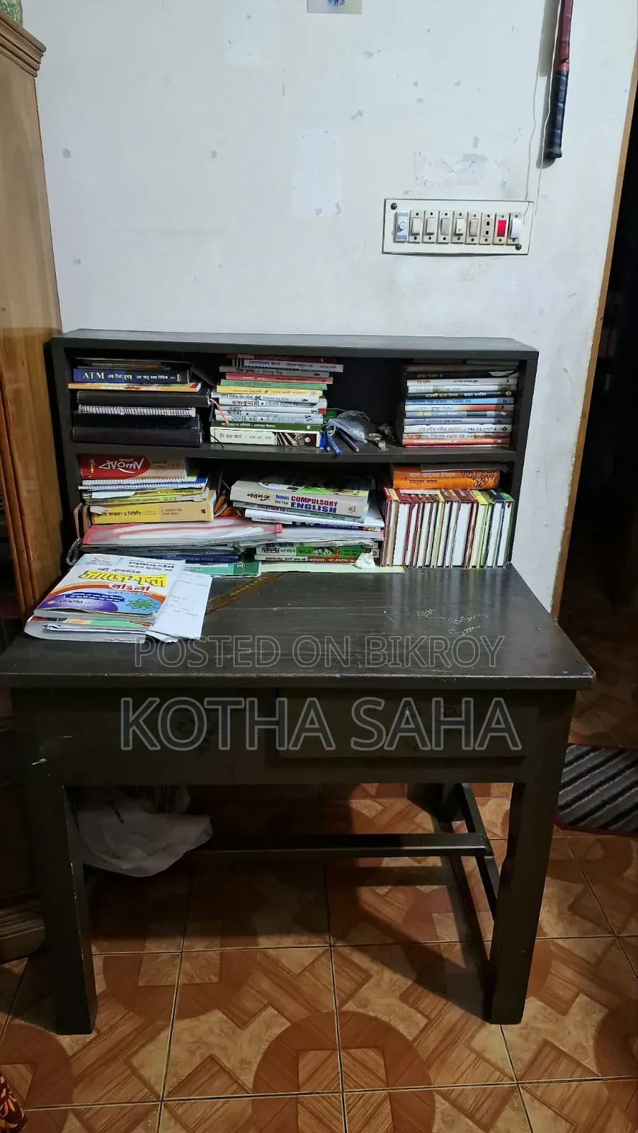 খাট আর পড়ার টেবিল বিক্রি করবো