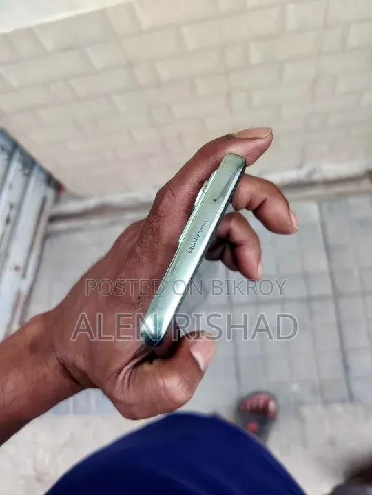 নতুন মটোরোলা এজ ৪০ নিও ১২৮ জিবি নীল