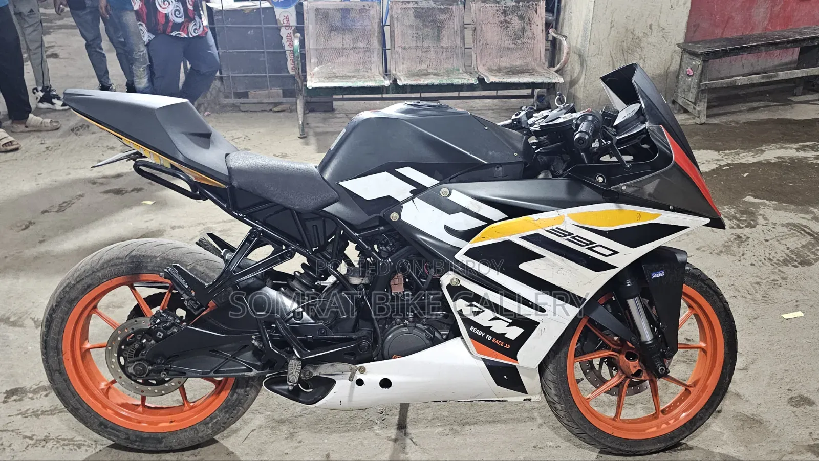 কেটিএম আরসি ১২৫ ২০২১ কালো