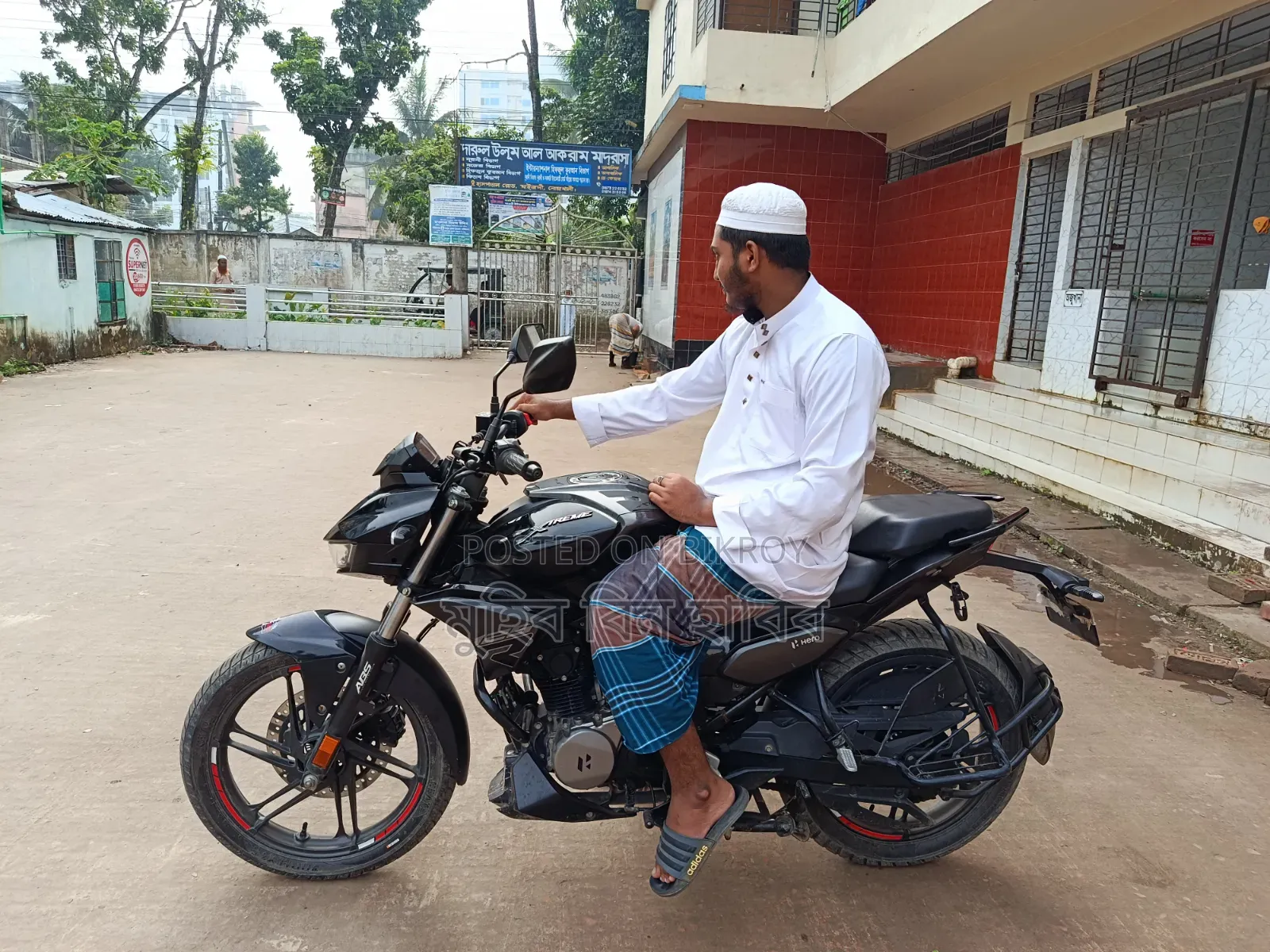 হিরো এক্সট্রিম ১২৫আর ২০২৫ কালো