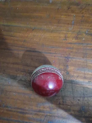 ক্রিকেট বল লাল এবং সাদা