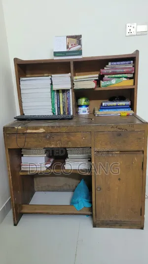 পড়ার টেবিল