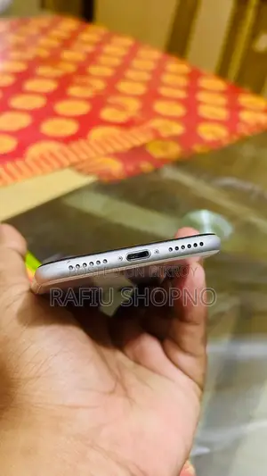 অ্যাপল আইফোন এসই ৬৪ জিবি হোয়াইট