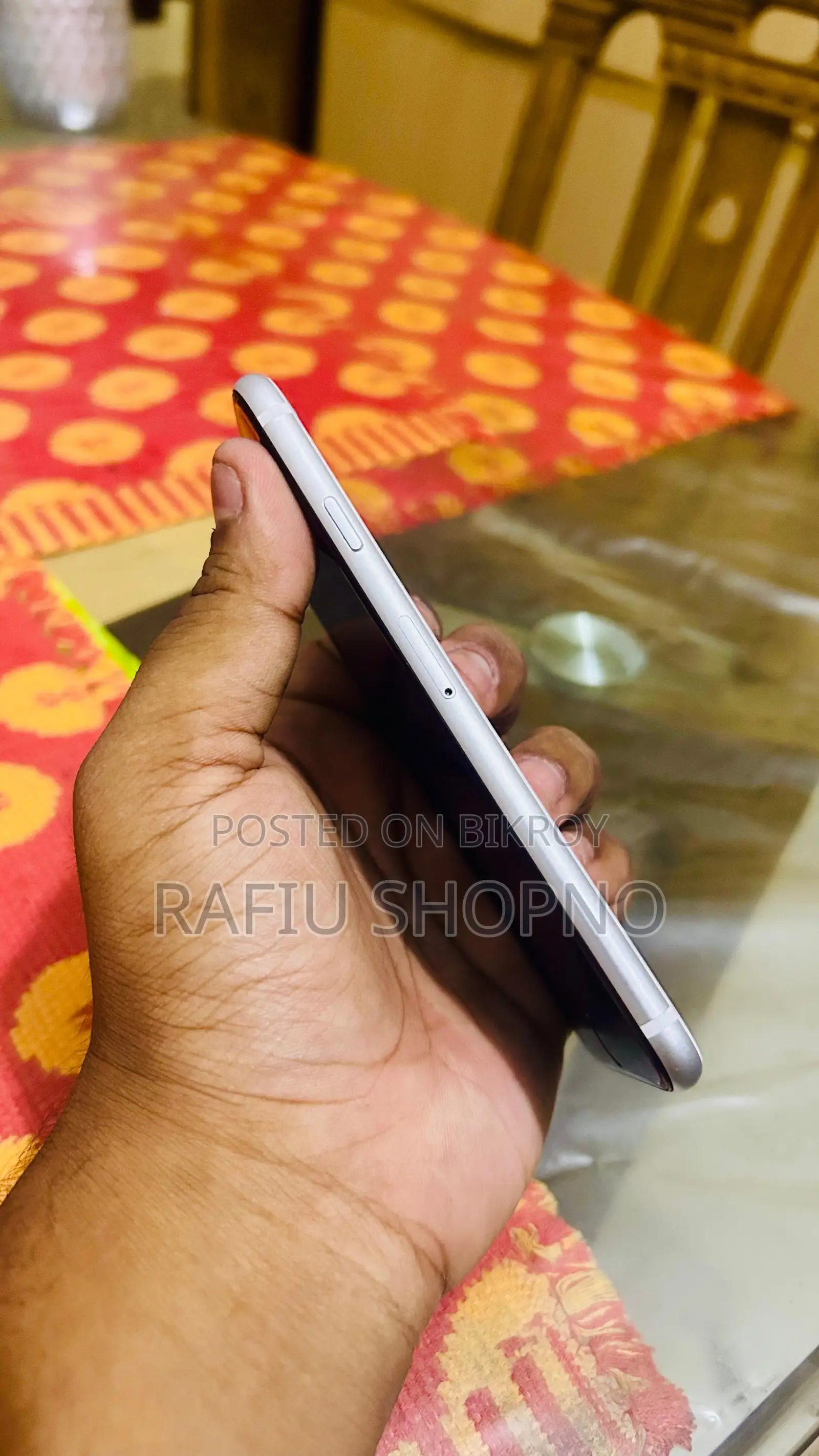 অ্যাপল আইফোন এসই ৬৪ জিবি হোয়াইট