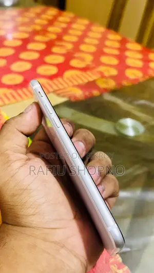 অ্যাপল আইফোন এসই ৬৪ জিবি হোয়াইট