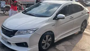 হোন্ডা গ্রেস ১.৫ হাইব্রিড এডব্লিউডি ২০১৪ পার্ল