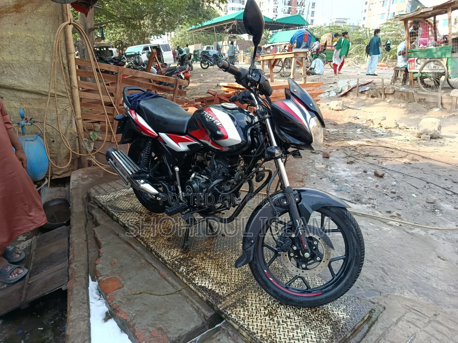 বাজাজ ডিসকভার ১২৫ ২০২৩ ব্ল্যাক