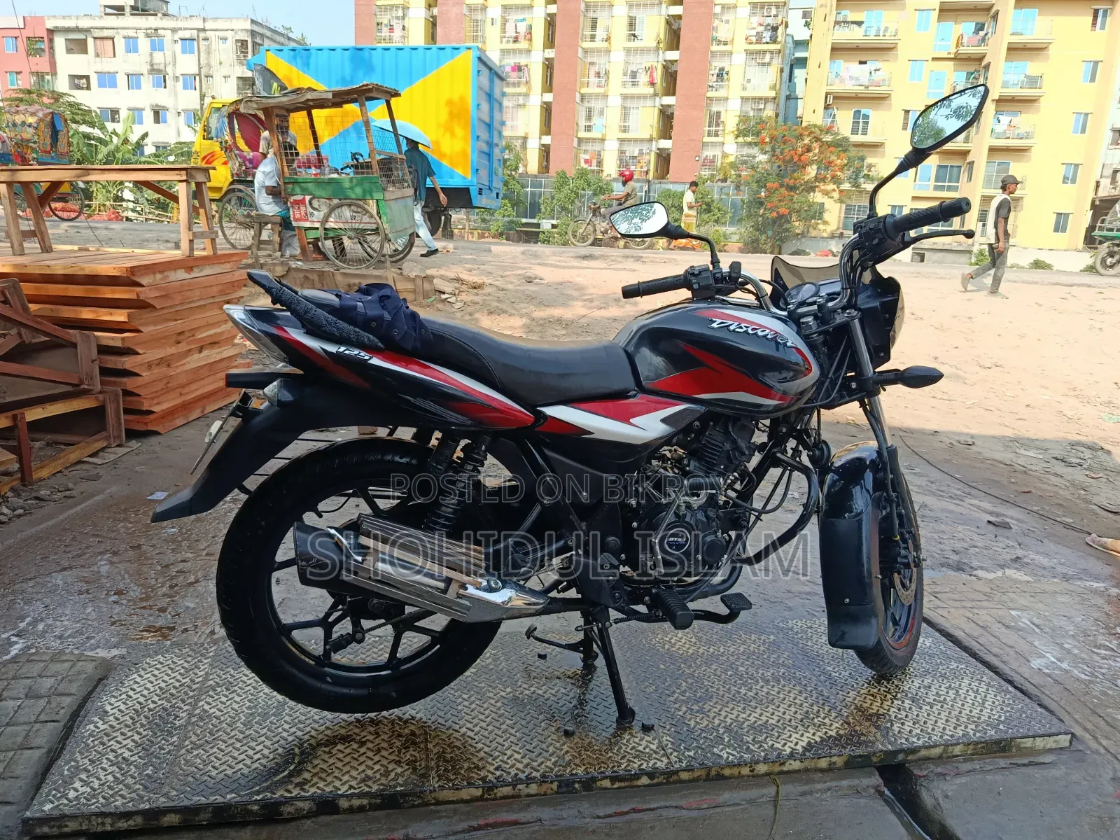 বাজাজ ডিসকভার ১২৫ ২০২৩ ব্ল্যাক