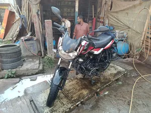বাজাজ ডিসকভার ১২৫ ২০২৩ ব্ল্যাক