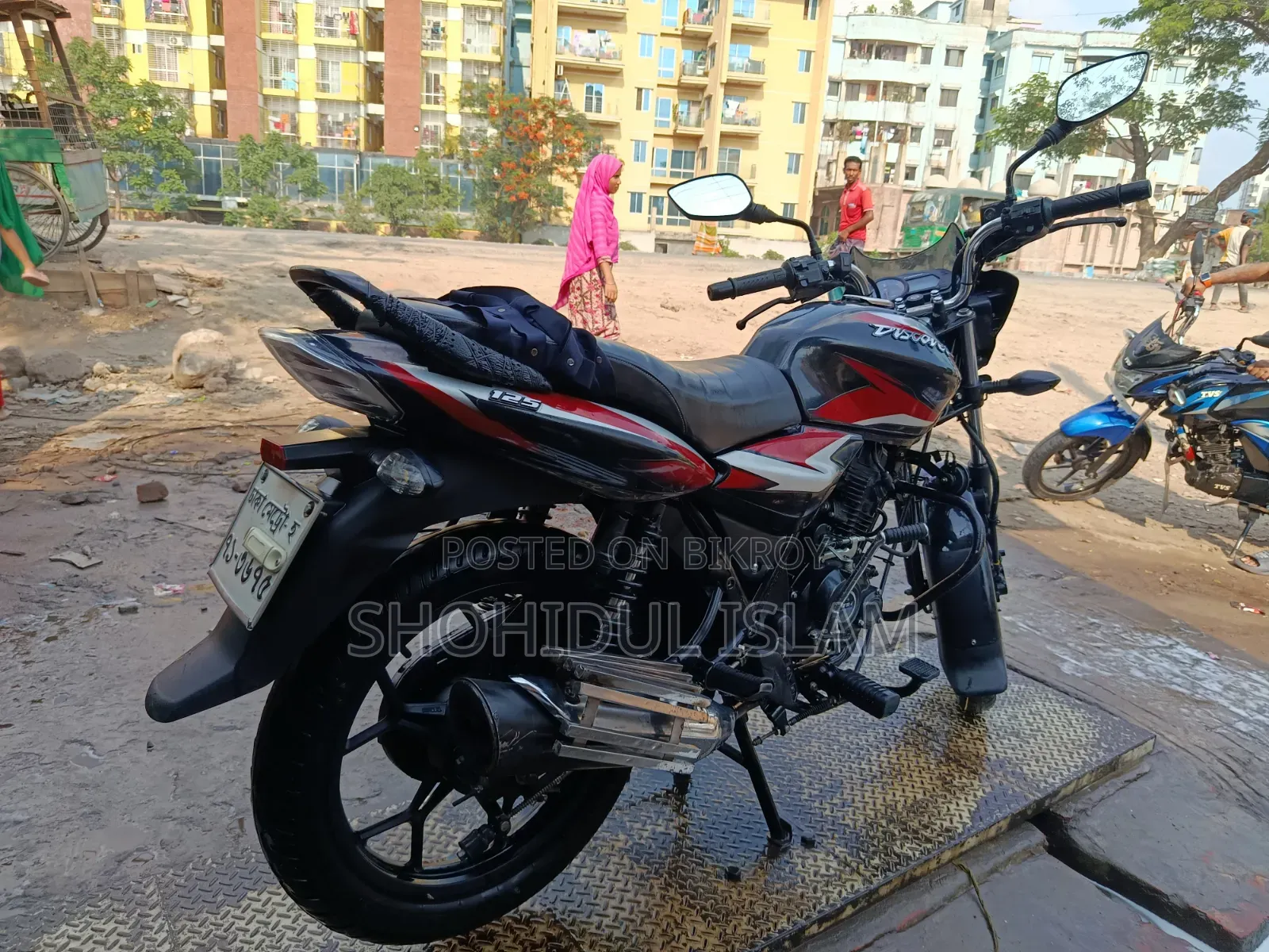 বাজাজ ডিসকভার ১২৫ ২০২৩ ব্ল্যাক