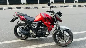ইয়ামাহা এফজেডএস ভি২ ২০১৭ লাল