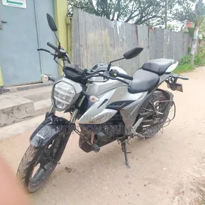 সুজুকি গিক্সার ২০২১ সিলভার