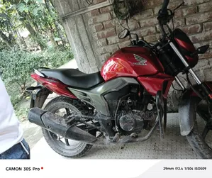 Honda CB 2016 Red