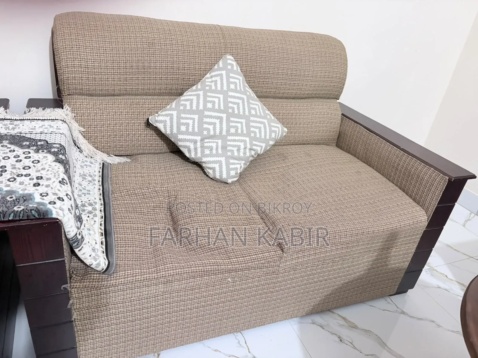 এলিগেন্ট ৩-সিটার সোফা সেট – প্রিমিয়াম ফ্যাব্রিক, স্টাইলিশ ডিজাইন