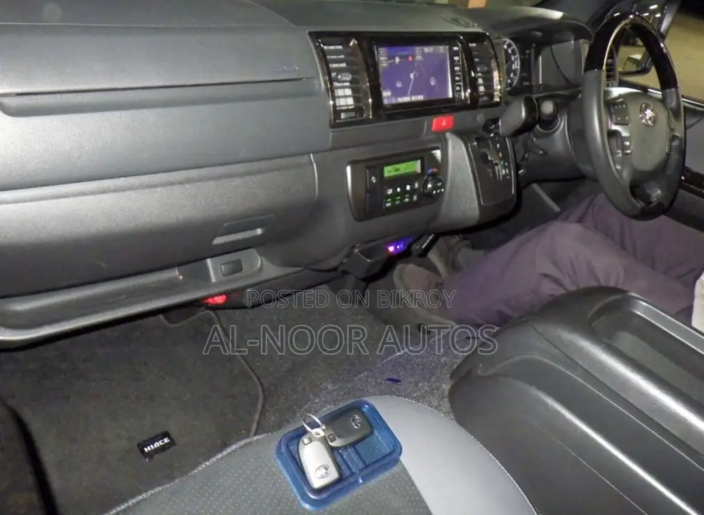 Toyota HiAce 2021 White