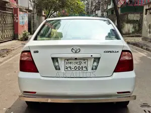 টয়োটা করোল্লা ২০০৬ সাদা
