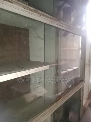 দোকানের শেলফ বিক্রি সাথে একটি টেবিল ফ্রি ফ্রি