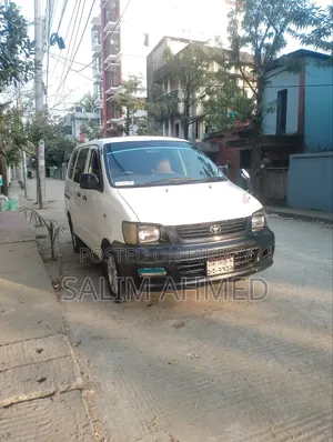 টয়োটা নোয়া ২০০৫ সাদা
