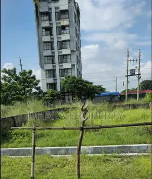 সেক্টর-১৫/ডিতে লেক সাউথে মেট্রো স্টেশনের কাছে ৩ কাঠা জমি
