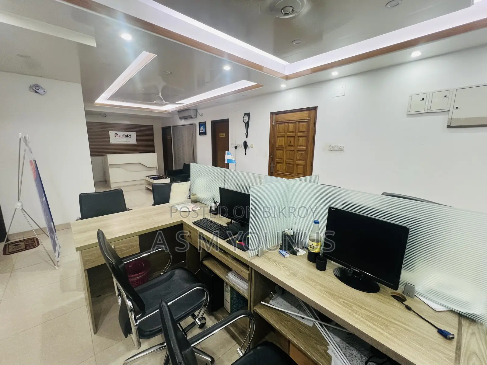 Office workstation to be shared in Banani.
