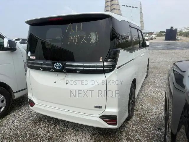 Toyota Voxy Hybrid S-Z 2WD 7-Seater 2023 Pearl