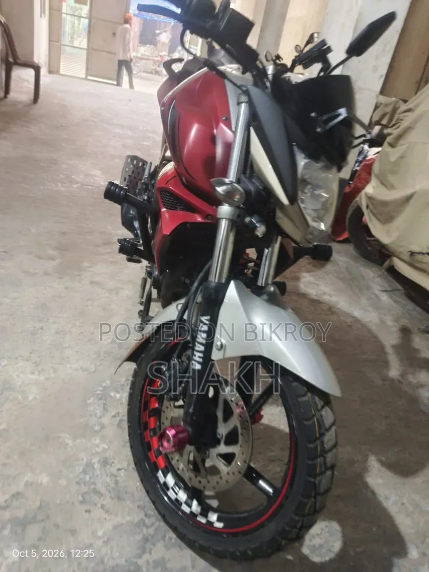 ইয়ামাহা এফজেডএস ভি২ ২০১৭ রেড