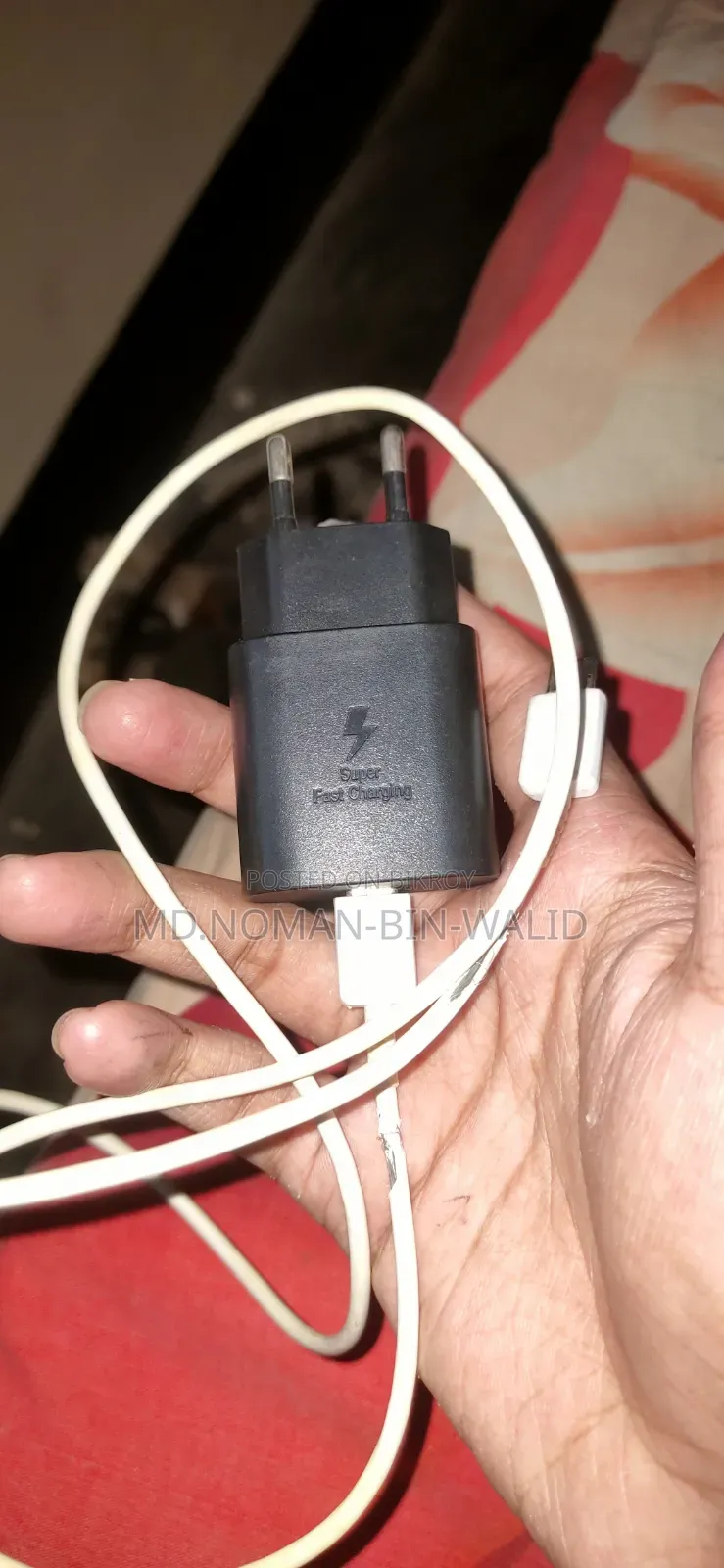 অরিজিনাল স্যামসাং অ্যাডাপ্টার এবং ক্যাবল।