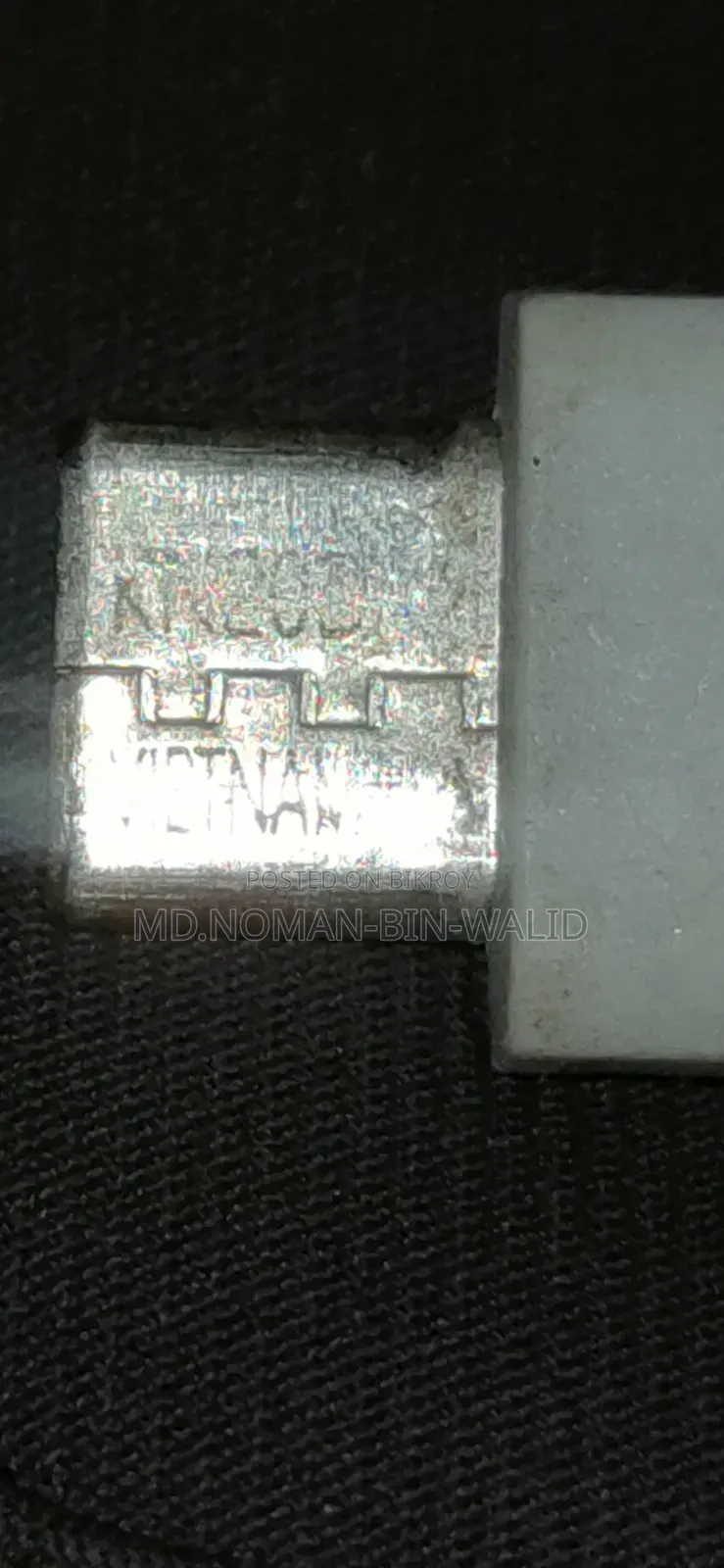 অরিজিনাল স্যামসাং অ্যাডাপ্টার এবং ক্যাবল।