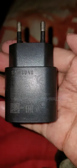 অরিজিনাল স্যামসাং অ্যাডাপ্টার এবং ক্যাবল।