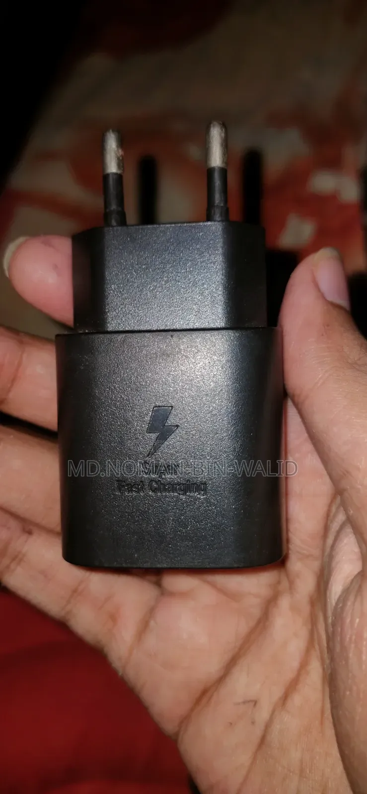 অরিজিনাল স্যামসাং অ্যাডাপ্টার এবং ক্যাবল।