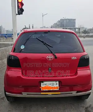 টয়োটা ভিটজ ১.০ এফডব্লিউডি ৫-ডোর ২০০০ লাল