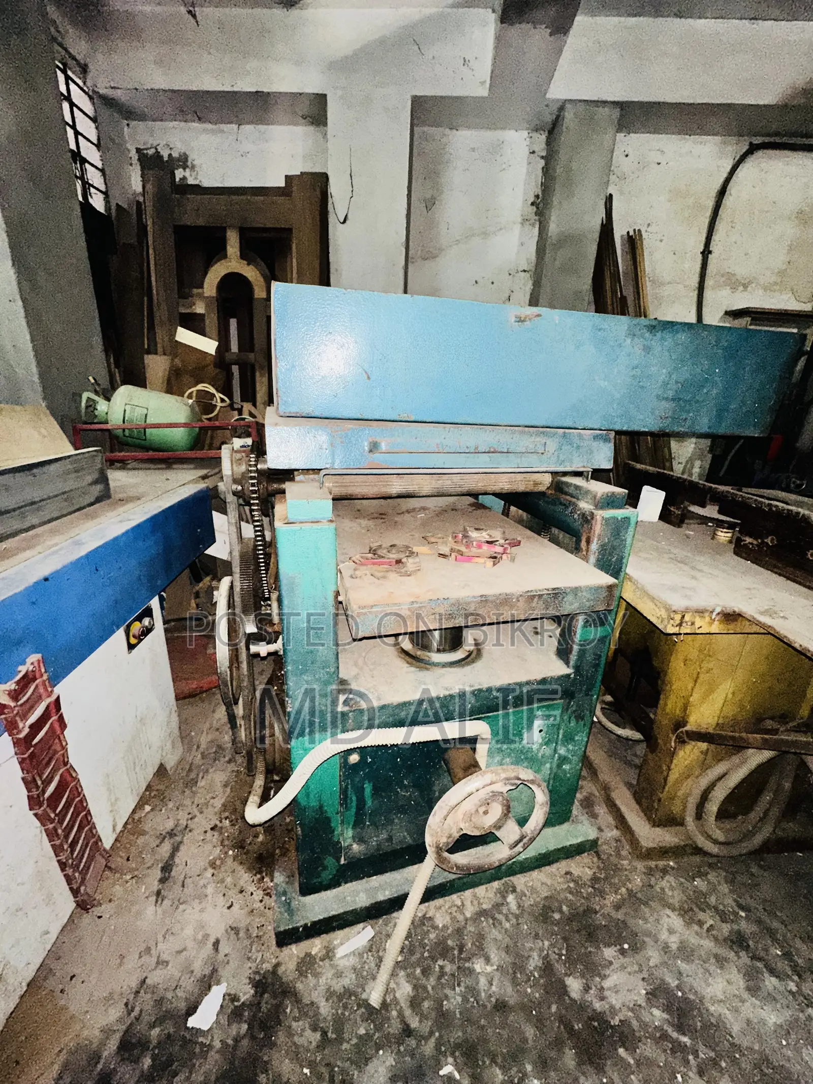 There are all kinds of machines for wood cutting and designing.