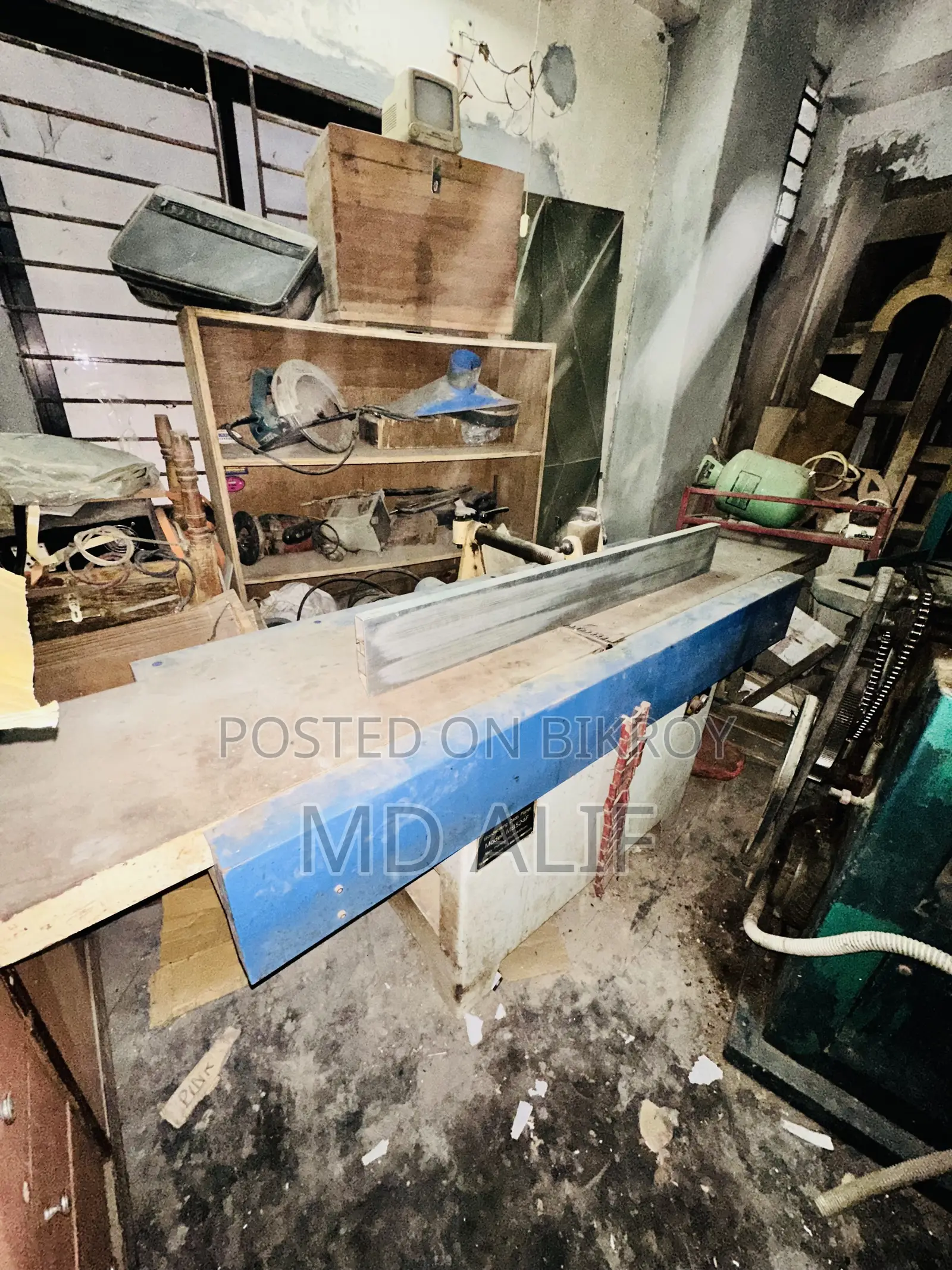 There are all kinds of machines for wood cutting and designing.