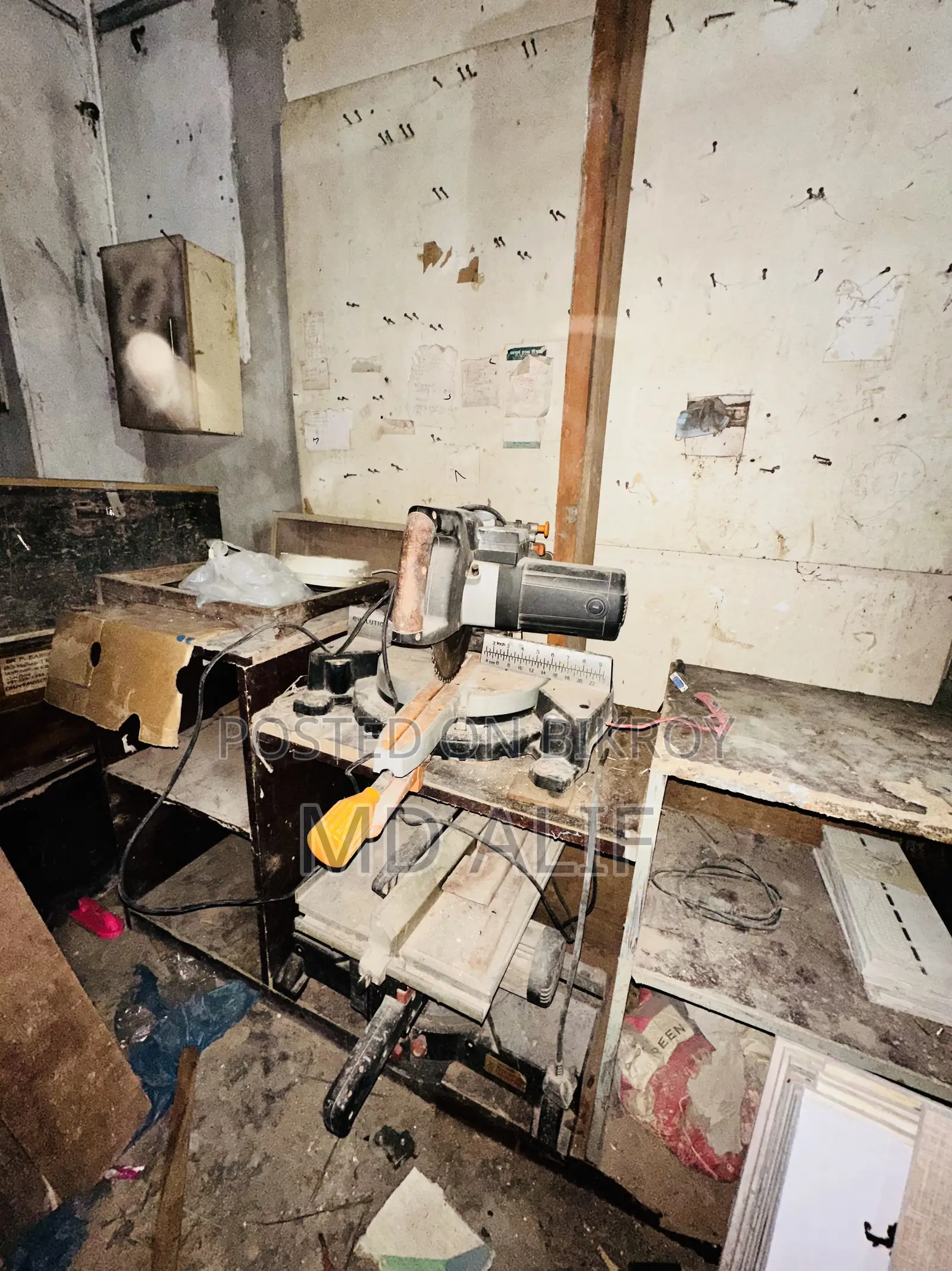 There are all kinds of machines for wood cutting and designing.