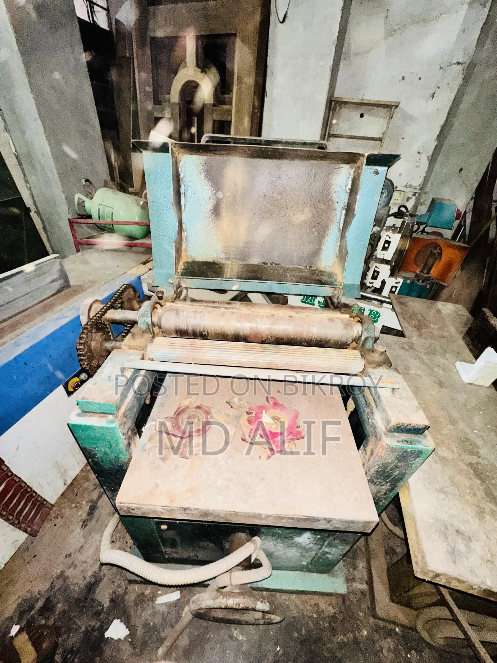 There are all kinds of machines for wood cutting and designing.